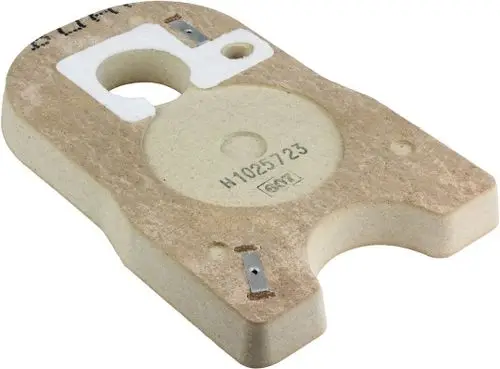 Bosch Wärmeschutz mit einer flachen, rechteckigen Form und Ausstanzungen. Die Oberfläche ist hell und strukturiert, mit nummerierten Markierungen.